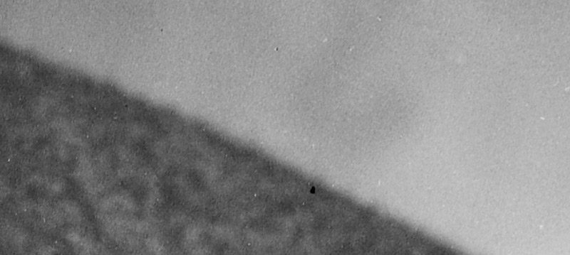 Extract at 100{defc6c7fbd01d59d7a37bb232e5984102f59d6325dfae2b611b202327c53c2bb} from the corner of a photograph showing the original film grain.
